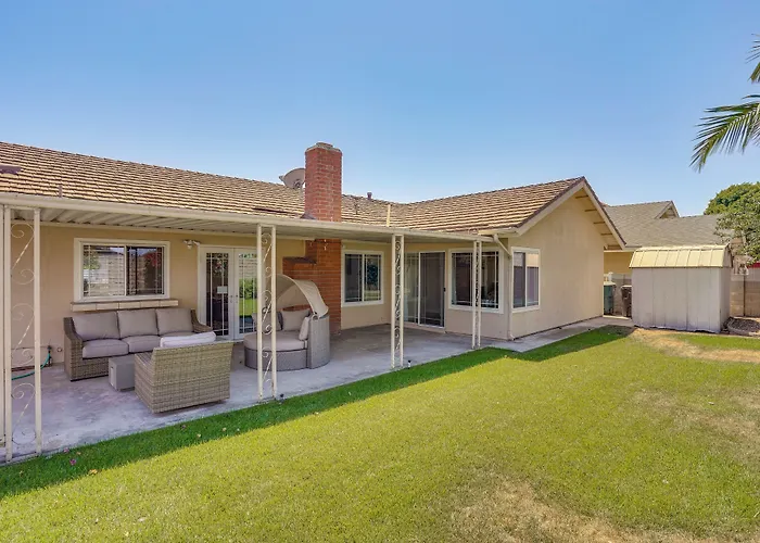 Huntington Beach Home: Fire Pit, Grill + More!